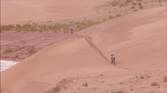 画像: ボリビアのトゥピサ〜オルロ間(総移動距離692km)で行われたステージ5では、サム・サンダーランド(KTM、右)が1位で、総合でも首位に立っています。 www.youtube.com