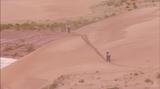 画像: ボリビアのトゥピサ〜オルロ間(総移動距離692km)で行われたステージ5では、サム・サンダーランド(KTM、右)が1位で、総合でも首位に立っています。 www.youtube.com