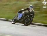 画像: 1950年代〜1960年代初頭は、前後19インチを採用する350〜500ccの市販レーサーが多かったですが、1960年代半ばは、前後18インチを試すプライベーターたちが増えていきました。その結果最低地上高がわずかに下がり、オリジナルのエキゾーストではバンク角の制約が出たため、アップタイプのエキゾーストが流行するようになりました。 www.youtube.com