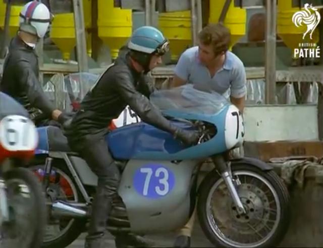 画像: OHC単気筒の名市販レーサー、AJS 7Rですね。マチレスG50/AJS 7Rの製造権を当時有していたシーリーは、独自のフレームを用いた市販レーサー(シーリー500/350)を当時すでに販売していましたが、まだスタンダードフレーム車を使うプライベーターも多かったようです。 www.youtube.com