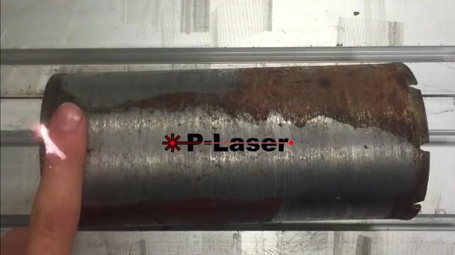 画像: ご覧のとおり、P-レーザーの光線が指に当たっても大丈夫です。これなら安心してサビ取り作業ができますね。 www.youtube.com