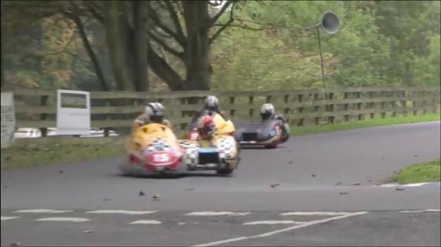 画像: ご覧のとおり、モロに公園の周回道路ってカンジのコースを、レーシングサイドカーでガチで走ります! www.youtube.com