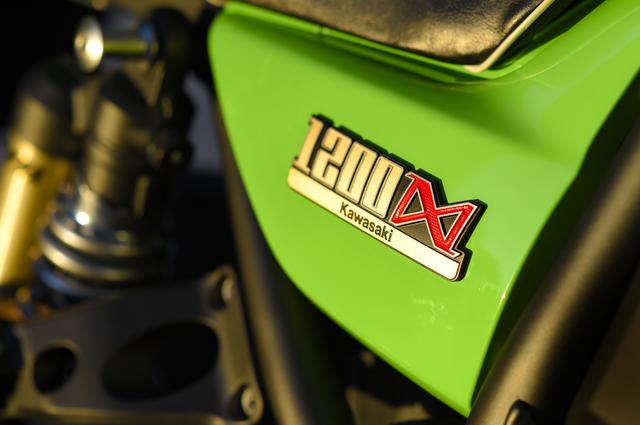 画像: サイドカバーのエンブレムもスペシャル仕様。Z1000R1のイメージです。古い時代のデザインのはずなのに、今見てもカッコいい。カワサキ車のデザインっていつの時代もホントすばらしいですよね。