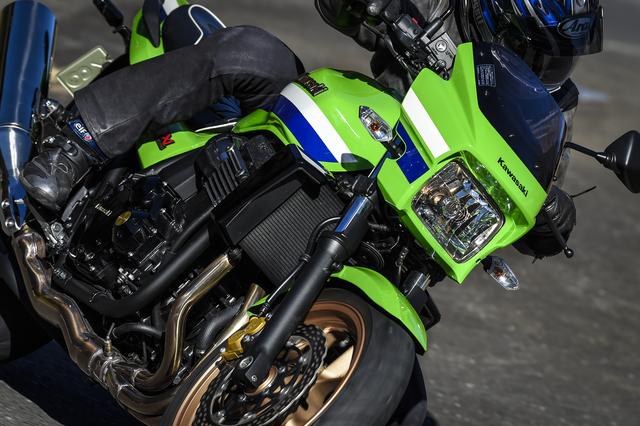 画像: なぜかコンパクトに感じる車体と、ほどよくエッジの効いたZRXのハンドリング