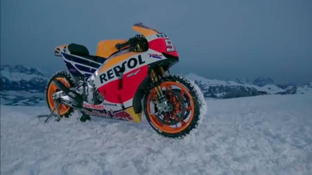 画像: スパイクタイヤを前後に装着した、ホンダのファクトリーMotoGPマシン、RC213V・・・。 www.youtube.com