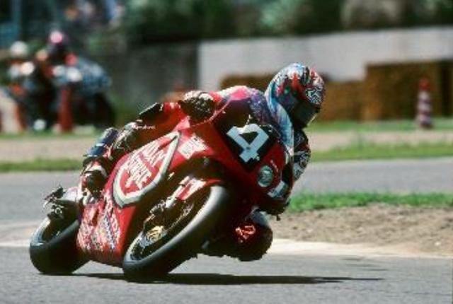 画像: Honda RVF/RC45 1999年/ラッキーストライク・ホンダ Honda RVF/RC45の8耐ラストイヤー、その花道を飾る立役者となったのは岡田忠之とアレックス・バロスのWGPコンビだった。Honda RVF/RC45は、94年以降の8耐出場で6戦5勝と、圧倒的な強さを誇った。