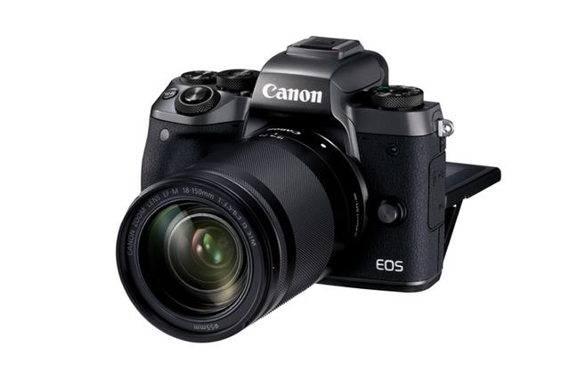 画像: 小型･軽量ボディなミラーレス機でありながら､スナップはもちろん動く被写体にもAFが的確に追従するEOS M5。画像処理エンジンは最新の｢DIGIC7｣を搭載する。