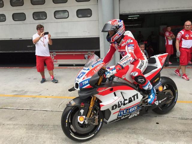 画像: テストライダーとして活躍するC.ストーナー。ストーナーが今回初めてテストで乗ったマシンは、まだウイングレットがフェアリングに付いていました。なので、こちらは比較用のフェアリングなのかもしれません。 photos.motogp.com