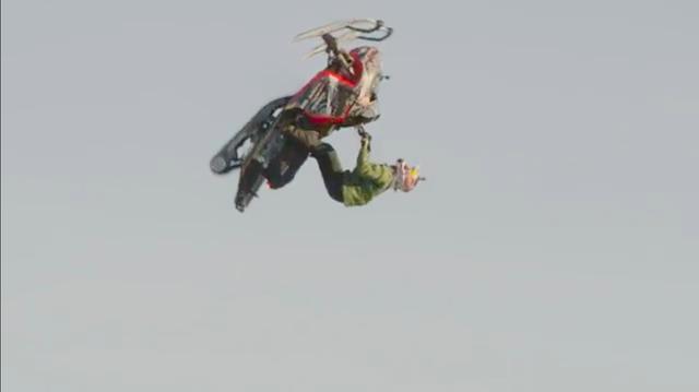 画像: 約200kgのスノモが、ダニエルとともに宙を舞います・・・。 www.youtube.com