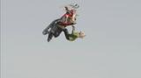 画像: 約200kgのスノモが、ダニエルとともに宙を舞います・・・。 www.youtube.com
