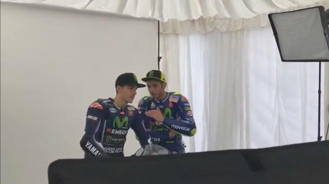 画像: ロッシ「いいか、先輩に恥かかせるんじゃないぞ。それがMotoGPで生き残るために大事なスキルだ・・・」。ビニャーレス「・・・はい、わかりました」。 ※妄想で書いてます。実際の会話とはカンケーありません。 www.youtube.com