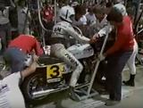 画像: ピットインして作業をするヤマハXS1100。ライダーはロジャー・ヘイズ/ジム・バッド組です。 www.youtube.com