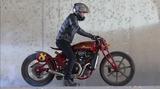 画像: オーリンズのショックユニットを使ったガーダー・フォークや、車体右側からはリジッドのように見えるリアスイングアーム・・・そしてエンジン下のフレームのループ・メンバーなど、戦前期のインディアンのようなディティールが見事なRSD X インディアンです。 www.youtube.com