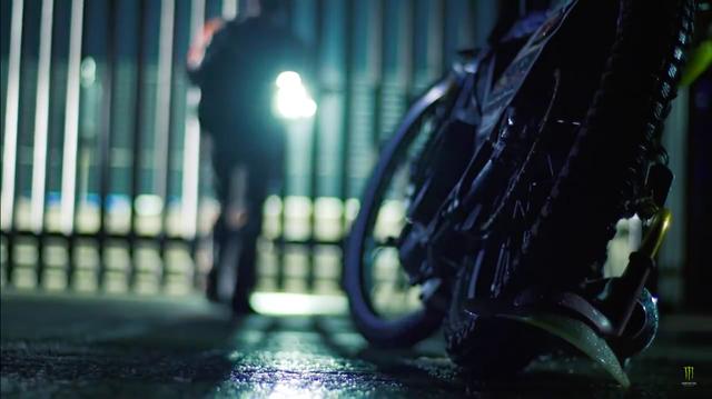 画像: ゲートの鍵を壊して、コースに侵入するT.ウォッフィンデン・・・悪いコですね(笑)。 www.youtube.com