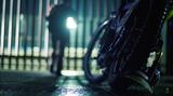 画像: ゲートの鍵を壊して、コースに侵入するT.ウォッフィンデン・・・悪いコですね(笑)。 www.youtube.com