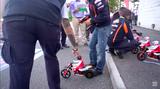 画像: 本番はこれから?です。英のRCバイクスの1/4スケールのラジコンが用意された、特設会場でのレースにふたりは挑みます。 www.youtube.com