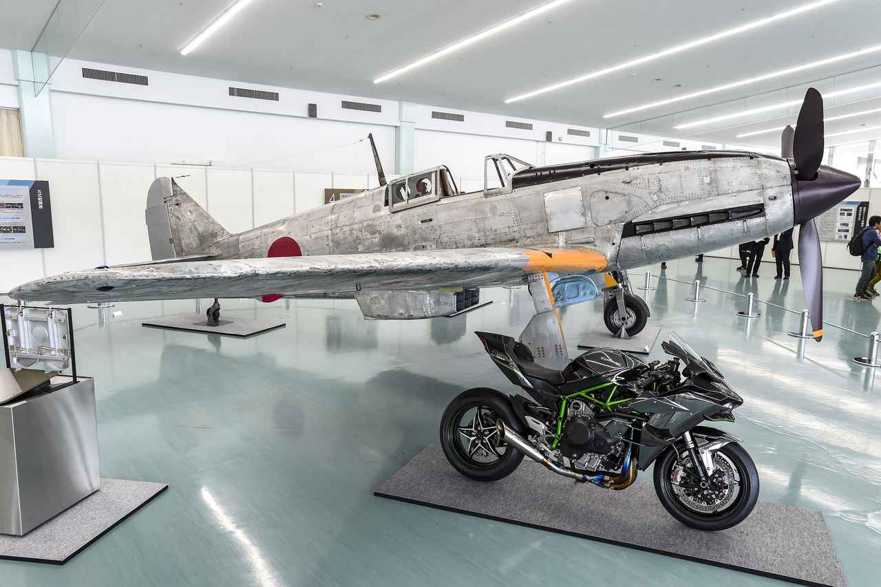 画像: カワサキ自らの手によって完全レストアされた三式戦闘機「飛燕」は国産初の水冷エンジンを搭載した戦闘機でした。世界最速を目指していたのが、今も昔も変わらぬカワサキらしさ、のひとつです。