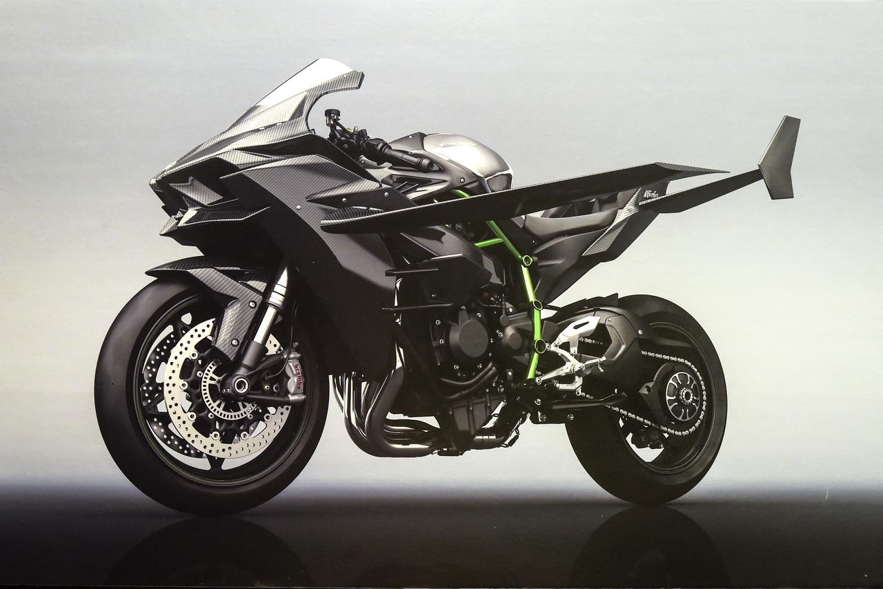 画像: 【第一段階】H2Rに翼をつけたら飛べるのか？計算上では220km/hで離陸し、その勢いで高さ48.3mまで到達するそうです。でもタイヤが地面から離れるので、そのまま飛び続けることはできません（笑）