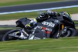 画像: アレイシ・エスパルガロが駆るアプリリアの新型フェアリング装着車。フェアリング前面の空気取り入れ口の巨大さが目立ちます。なお彼のタイムは、今回のテストでは10番手でした。 photos.motogp.com