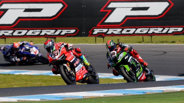 画像: 優勝したレイの17周に次いで、10周レースリーダーの座についたM.メランドリ(ドゥカティ #33)は3位表彰台を獲得しました。昨年までの3強にメランドリが食い込むと、今年のチャンピオン争いはもっと昨年より面白くなるでしょう。 photos.worldsbk.com