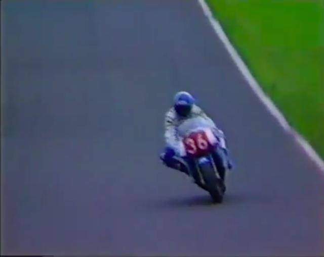 画像: ホンダRC30に乗り、見事2位に入った岩橋健一郎選手。 www.youtube.com