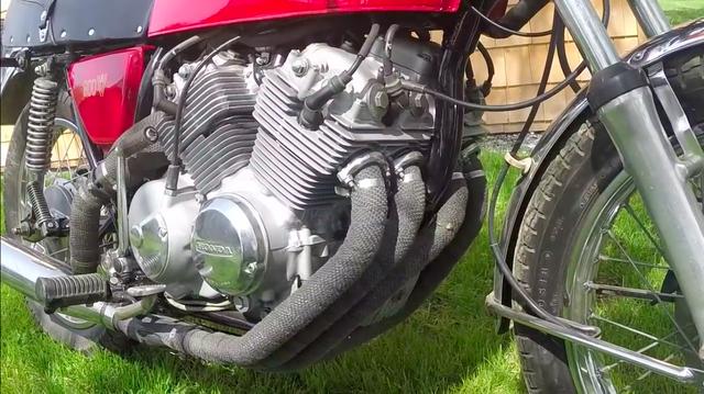 画像: 車体まわりはホンダCB400Fourのスタンダードを使ってますが、V8エンジンの存在感がスゴイです・・・。 www.youtube.com