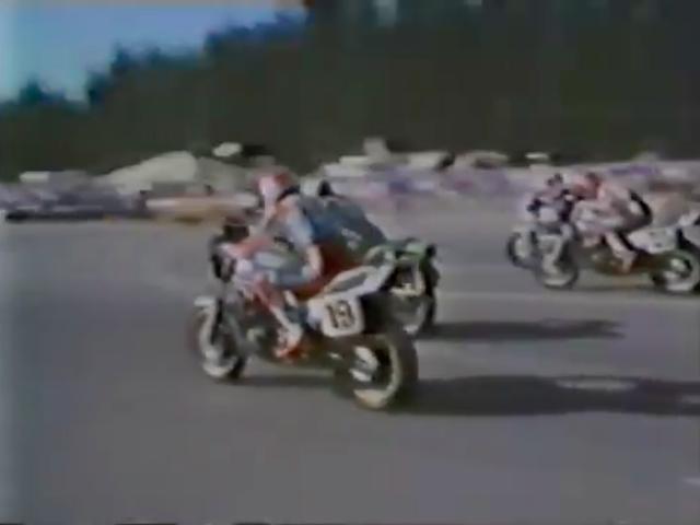 画像: ホンダのスペンサーと、カワサキのローソンが激しいバトルを繰り広げます。こちらは多分、1981年のシアトル・インターナショナル・レースウェイでの第5戦ですね。 www.youtube.com