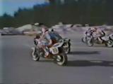 画像: ホンダのスペンサーと、カワサキのローソンが激しいバトルを繰り広げます。こちらは多分、1981年のシアトル・インターナショナル・レースウェイでの第5戦ですね。 www.youtube.com