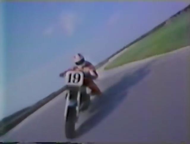 画像: おそらくこちらのシーンは、1982年のAMAスーパーバイク開幕戦のデイトナですね。 www.youtube.com
