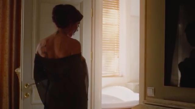 画像: 美しいスタイルをもつ刺青の美女が、この動画の主人公です。 www.youtube.com