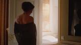画像: 美しいスタイルをもつ刺青の美女が、この動画の主人公です。 www.youtube.com