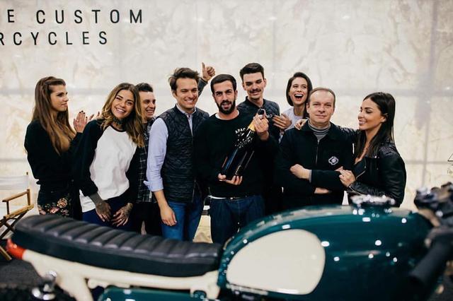 画像: イタリアのカスタムビルダー Apache Customの、ツートーンカラーのHONDA CB500と可愛いお姉さん