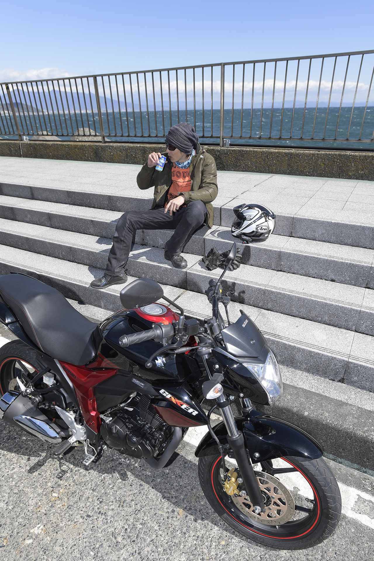 画像: 東京を出て、はじめて休憩した由比のパーキングエリア。ここは海際なので気持ちよくてお気に入り。ライダーはこういうとき、缶コーヒーに温もりを求める人種だと思っています。