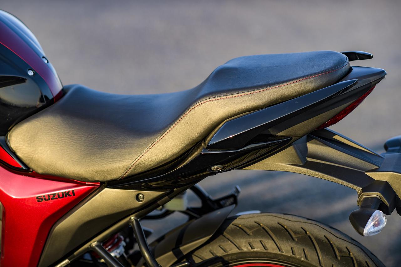 画像: シートの上でのライダーの自由度が高いのが特徴です。やや固めなのでダイレクトに路面からのインフォメーションを伝えてくれます。