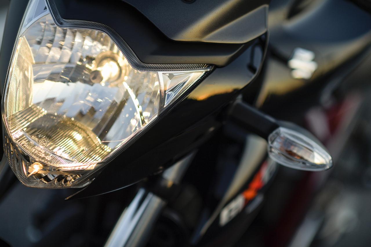 画像: ヘッドライトのデザインも良い感じです。スポーツバイクとしてカッコイイ! カッコ良さというのは、オートバイにおいて正義なのだと思っています。