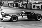 画像: 1960年から4輪に転向したサーティーズは、ロータス、クーパー、ローラ、フェラーリ、ホンダ、BRM、マクラーレン、そして自身のチームのマシンでF1のキャリアを積み重ねました。タイトル獲得は1964年のフェラーリ時代ですが、日本ではホンダにF1の2勝目(1967年イタリアGP、RA300)をプレゼントした人物として広く知られています。写真は1968年モナコGPでホンダRA301をドライブする勇姿です。 www.f1fanatic.co.uk