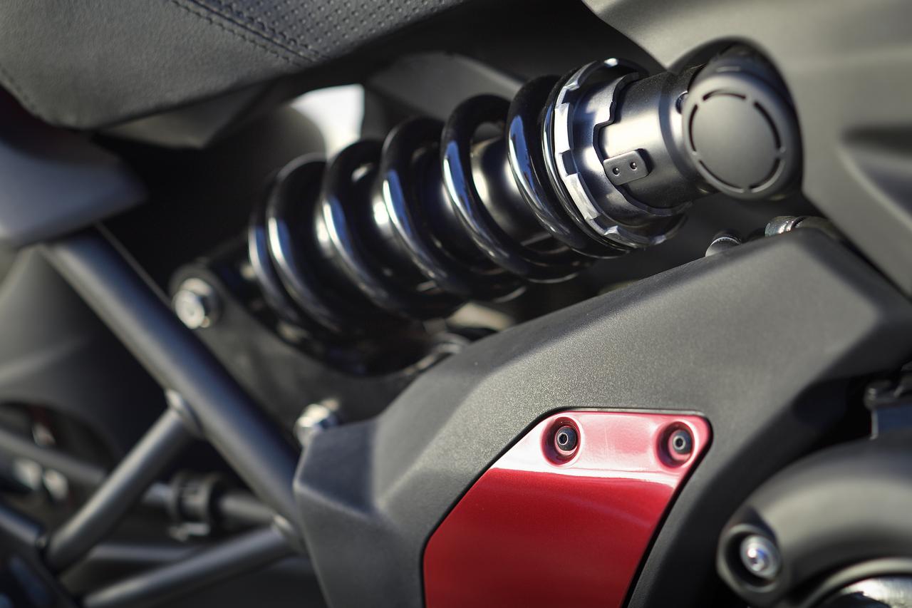 画像: レイダウンされたリアサスペンションは、ここだけ見ると純粋なロードスポーツのようです。カワサキはやっぱり「走り」にこだわっています。