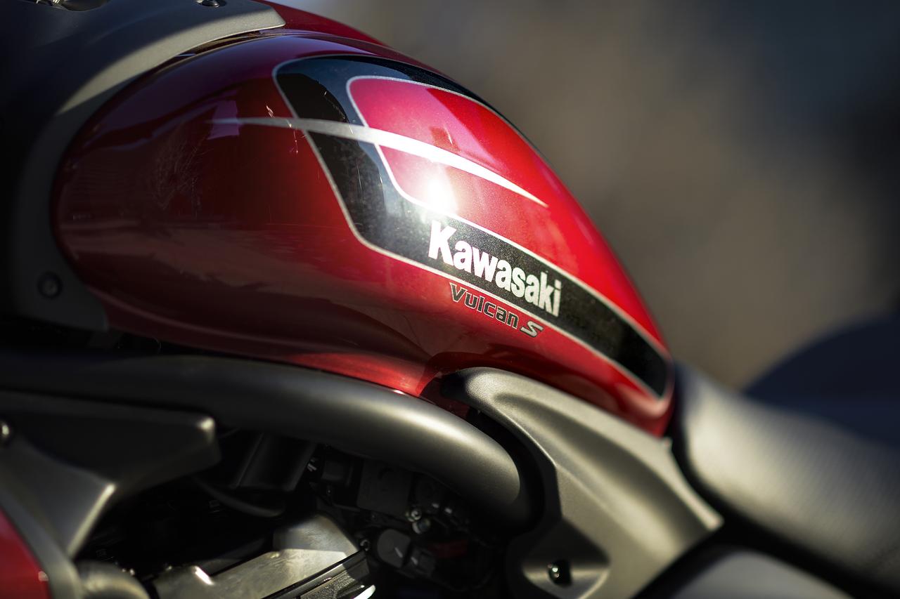 画像: ストレッチされた燃料タンクは、今時のアメリカンクルーザーのイメージ。スリムなデザインが扱いやすさにもひと役買っています。