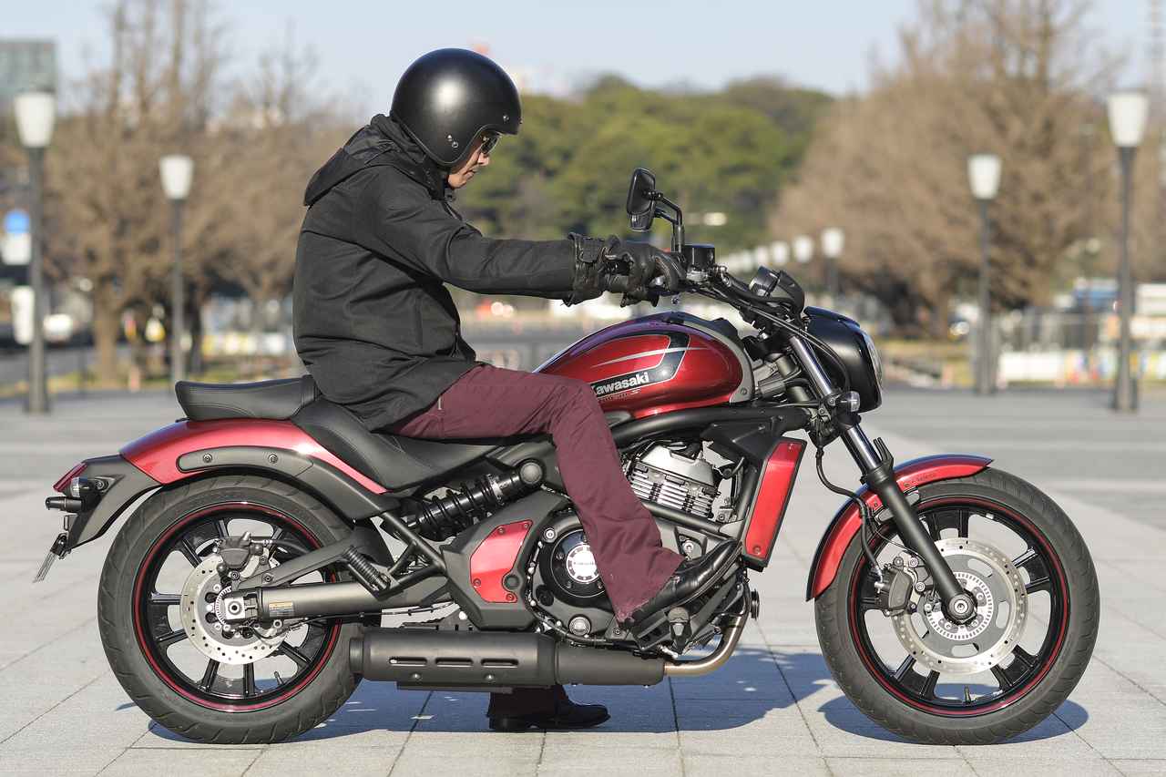 画像: ステップ位置は日本人の標準的な体格にジャストフィット。特にハンドル幅が狭めなので、ものすごく運転しやすい！（ライダー身長：176cm）