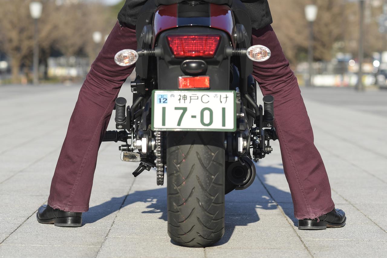 画像: シート高は705mmと低めなので、よほど小柄な女性でもない限りは、安心の足着き性を確保できると思います。足が着く安心感ってホント大事！