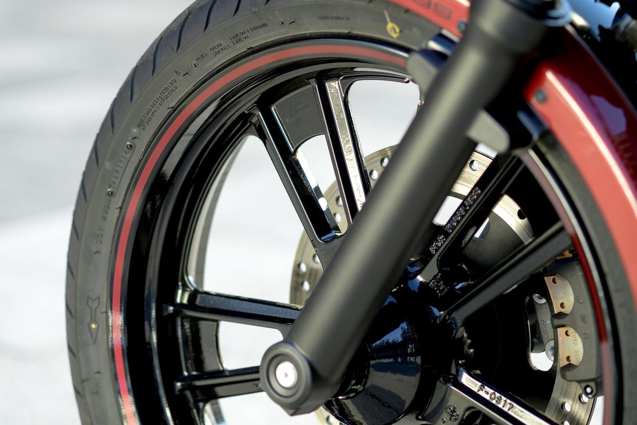 画像: カスタムホイールのようなデザインにリムストライプを組み合わせ。現代的な「カッコいい」が追求されています。