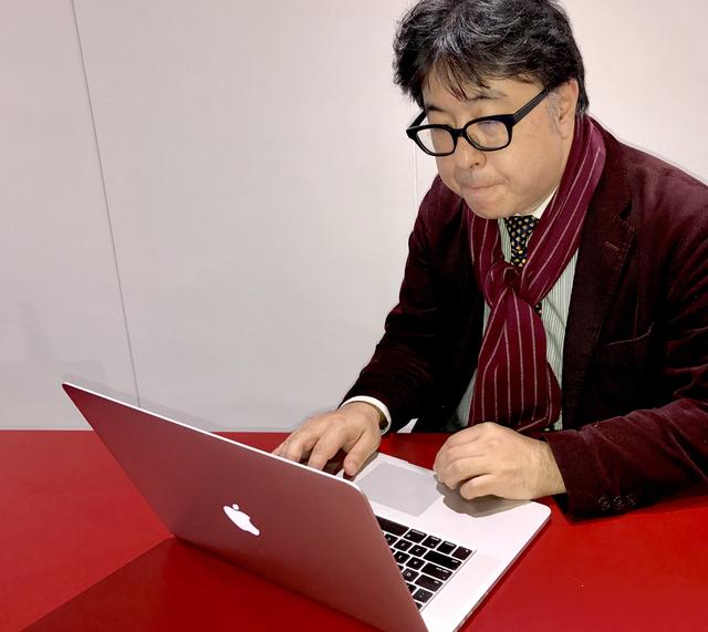 画像: 大きなカラダが特徴の藤元が使うと、MacBook Pro 15"も小さく見える