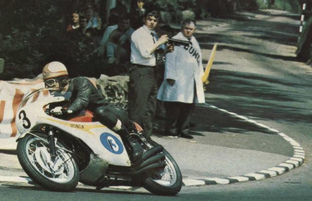 画像: 1967年マン島TTジュニア(350cc)クラスで、RC174を走らせるM.ヘイルウッド。前年はフルスケールの4気筒(RC173)で350ccクラスのタイトルを獲得しましたが、この年は297cc・6気筒でタイトル防衛を果たしています。 www.vf750fd.com