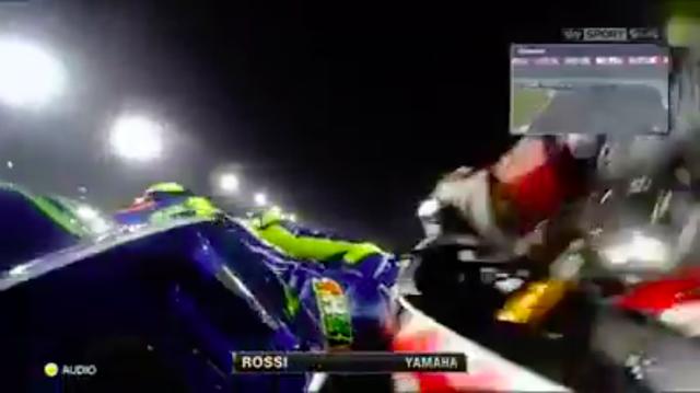 画像: ぎょえー! 文字通り? カル・クラッチロー(ホンダ)のアタックを受けます・・・。 www.facebook.com