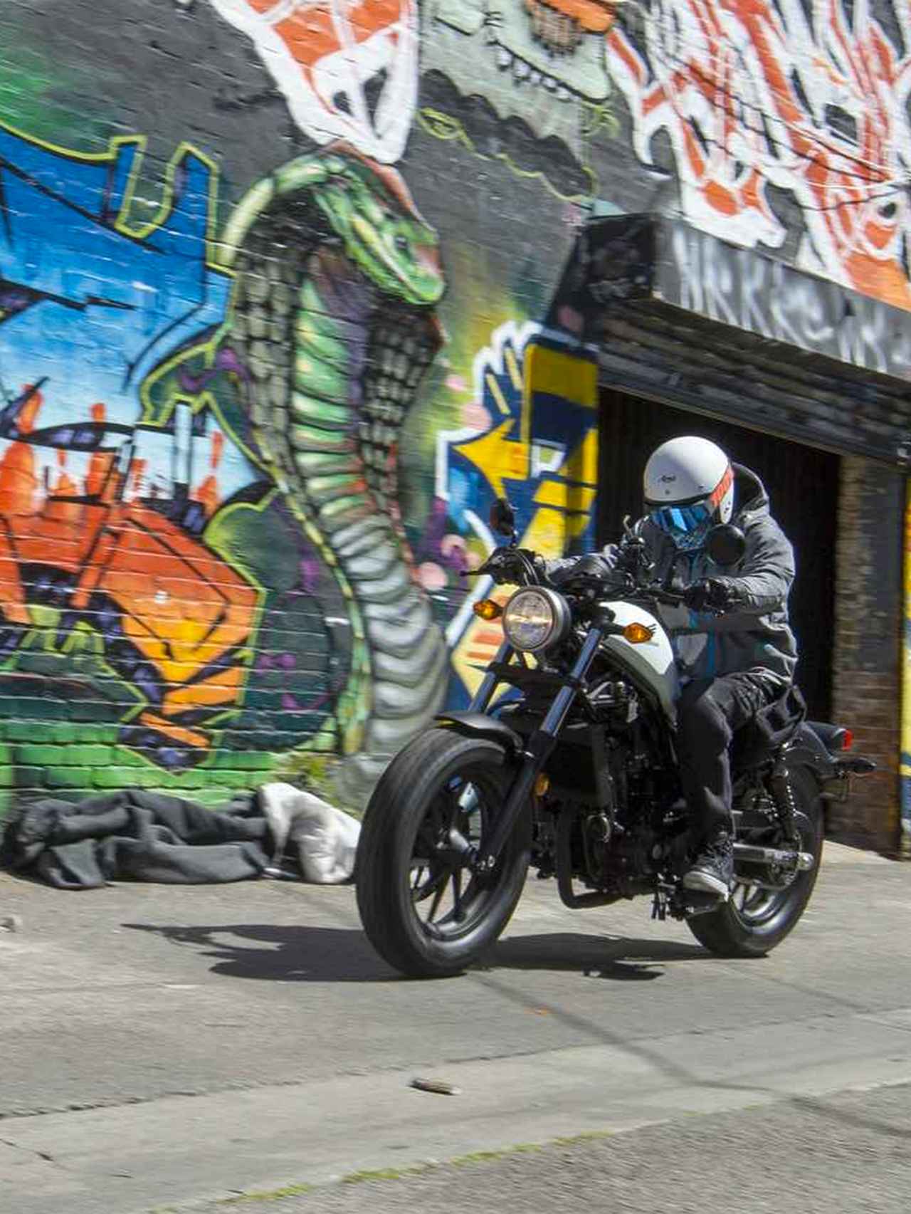 画像: Matte White Rebel 300. Smart and Cool look.