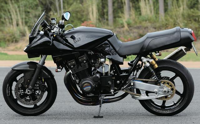 画像2: ヨシムラが制作した、世界でわずか5台しかないスペシャルカタナ 1135R。その黒い鋼の刀身に痺れる。