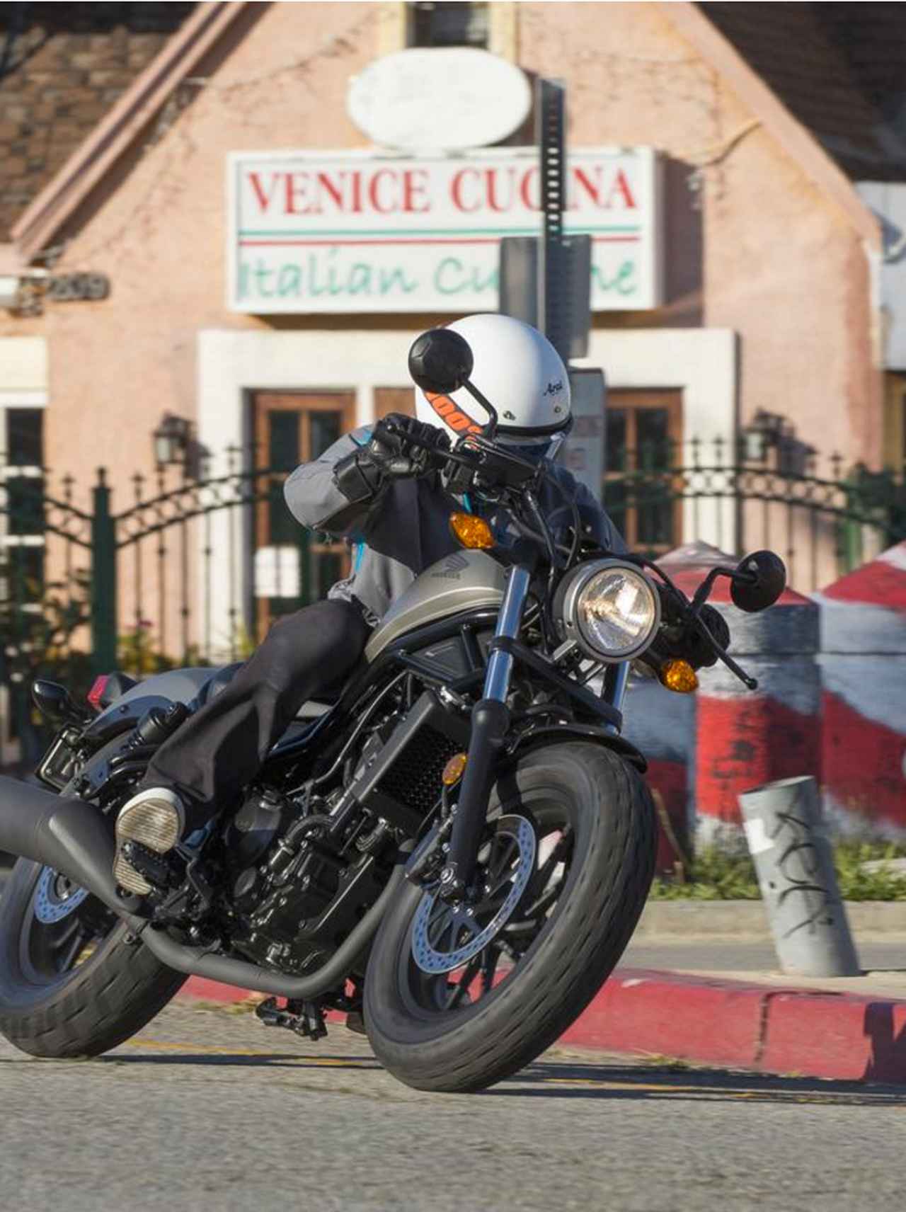 画像: Rebel 300 is the best match for roads of Los Angeles!