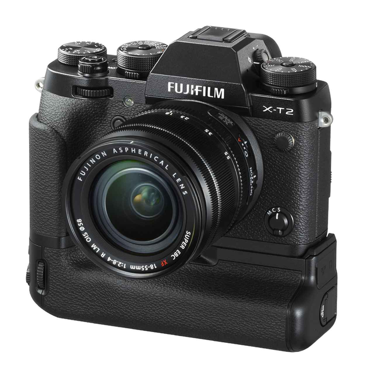画像: ▲X-T2専用の別売･縦位置パワー･ブースター･グリップ（VPR-XT2）を装着した状態｡バッテリーを2個装填でき､撮影枚数は最大約1000枚（ノーマルモード）に増加する｡X-T2ボディと同様に防塵・防滴･耐低温マイナス10℃に対応｡久保田さんも縦位置撮影時の操作性を絶賛していた｡ fujifilm.jp