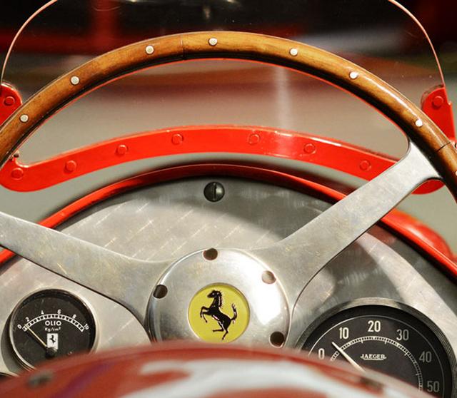 画像: 【70台のスタイルアイコン】フェラーリ・テーラーメイドが新たにデザインする70台の跳ね馬の歴史 プランシングホース(跳ね馬)の70周年を記念し、フェラーリ・テーラーメイドはチェントロ・スティーレのデザイナーと手を携え、フェラーリの歴史を飾る代表的な車を想起させる70種類の特徴と仕様を現代的にアレンジし、70種類のユニークな「アウトフィット」を創り上げました。 auto.ferrari.com