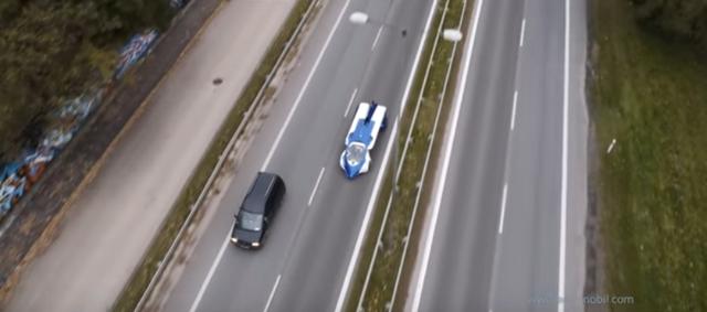 画像: 道路を走行、少し派手なクルマといった様子。 www.youtube.com